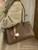Bolso Casual y Versátil para Mujer Gran Capacidad Nuevo Otoño e Invierno 2025 Bolso de Hombro Retro Bolso Tote de Alta Calidad para Viajes
