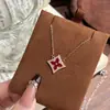 Colar Popular Estilo Lv com Trevo de Quatro Folhas Cravejado de Diamantes e Madrepérola da Xiaohongshu para Mulheres, Luxo Leve, Alta Qualidade, Pingente Versátil para Corrente da Clavícula