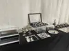Mesa de Postres con Textura Metálica Estilo Old Money Adornos para Postres Cubiertos Plateados Estante Negro Plateado para Mesa de Postres Soporte de Exhibición Cumpleaños