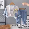 Novo Estilo Uniforme de Baseball Cartoon para Bebê Menino Conjunto de Três Peças Primavera e Outono 2026 Novo Conjunto Elegante de Botão Único para Meninos e Meninas