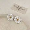 Estilo de Nicho Exquisito con un Toque de Lujo, Pendientes de Estilo Minimalista para Mujer, Diseño de Margarita Pequeña, Pendientes de Flor de Botón Versátiles, Simples y de Moda