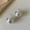 Pendientes de aro en C cepillados mate de estilo minimalista, pendientes anchos curvos bicolor en oro y plata con un toque fresco y sofisticado