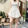 Vestido Branco de Alça Fina Estilo Ballet Desejo Puro Estilo Francês para Mulheres, Verão Doce Cintura Marcada Emagrecedor Petite Vestido Bufante de Botão