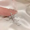 Pendientes de Zirconia Únicos y Deslumbrantes en Forma de Cruz, Pendientes de Acero de Titanio Que No Necesitan Quitarse al Dormir, Adecuados para Mujeres con Perforaciones en las Orejas