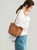 Bolso tejido hecho a mano de piel de oveja de primera calidad, bolso de hombro de moda para vacaciones en la playa, bolso cubo de cuero genuino de alta gama de nicho para mujer