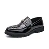 Mocassins brilhantes de calçar transfronteiriços para homens, sapatos de couro para negócios, sapatos casuais versáteis e estilosos, sapatos masculinos coloridos de tamanho grande 47