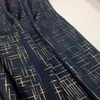 Nuevo tejido de gasa con rayas en relieve dorado y líneas geométricas, adecuado para decoraciones de bodas, cortinas, accesorios y materiales de confección.