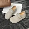Moda feminina verão 2026 Sapatos Boken, novo estilo com corte profundo e fivela, aumento interno de altura, decorativo, totalmente fechado, slip-on confortável