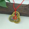 Pingente de cobre verdadeiro com cordão vermelho representando as moedas dos Três Imperadores para soleira de porta, pingente de moeda de bronze antigo Daoguo, ornamento Feng Shui, moeda triangular por atacado