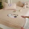 Sábana de Algodón Puro Cepillado Bordada de Toalla Espesa Cubre Cama de Algodón de Invierno para Niños Juego de Tres Piezas Protector de Colchón Simmons