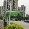 Diseño e instalación de una marquesina de color residencial con estructura de membrana de acero para carga de vehículos eléctricos, cubierta parasol con membrana tensada para exteriores.