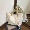 Bolso de moda para mujer de nailon 2026 nuevo modelo bolsa tote grande de gran capacidad simple para estudiantes universitarios que van a clase bolso de mano bolso de hombro
