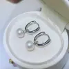 Accesorios de principios de primavera Celebridad de Internet Explosivo Abrigo de Cobre Anillo Dorado Hebilla de Oreja Pendientes de Perlas Naturales Joyería de Lujo Ligero Pendientes de Joyería de Gama Alta