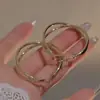 Brincos de argola geométrica em estilo vintage, um toque de luxo e minimalismo, incorporando a estética "old money", criando um visual sofisticado e de alta qualidade.