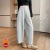 Pantalones grises cropped de pierna ancha para mujer, nuevo estilo principios de otoño 2026, pantalones balloon casuales coreanos petite, estilo holgado y casual
