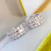 Huitan Hebilla de oreja de estilo francés de lujo ligero para mujer, estilo frío, exquisitos pendientes de circonita huecos de alta calidad, súper brillantes para mujer