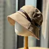 Chapéu de Pescador Estilo Retro Outono Inverno Novo Chapéu de Pescador Feminino com Decoração Cruzada Versátil Afina o Rosto Chapéu Balde de Aba Larga Moda Casual Chapéu de Pescador