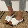 Pantuflas de mujer de talla grande para comercio exterior transfronterizo, nuevo modelo otoño 2026, tacón de cuña, puntera abierta, diseño floral, chanclas de una tira para mujer