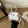 Bolsa Feminina Pequena Quadrada Retrô Fashionável de Mão com Fivela de Cadeado Novo Estilo 2026 Simples e Elegante Texturizada de Ombro Único Transversal de Mão