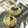 Aretes hemisféricos de tachuela con rejilla hueca estilo francés, aretes de metal de alta gama en forma de diamante, aretes redondos con patrón tejido vintage europeo y americano