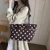 Bolsa de mão retrô de outono e inverno de grande capacidade, bolsa tote feminina, novo estilo 2026, bolsa de ombro simples de bolinhas, atacado