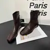 Suministro directo de fábrica otoño 2026 botas cortas elásticas ajustadas de punta cuadrada vintage para mujer con cremallera trasera y tacón grueso para moda de commuting
