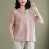 Foto real de un top simple, cómodo y elegante en talla grande, nueva camisa de algodón y lino de manga corta artística de verano 2026 para mujer