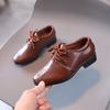 Zapatos de cuero para niño, primavera y otoño 2023, nuevos zapatos de una sola capa con cordones de estilo británico para niños de mediana edad y estudiantes, zapatos negros de alto rendimiento.