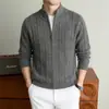 Suéter con cuello alto y cremallera para hombre de otoño e invierno, cárdigan de punto con textura de rayas verticales para jóvenes, ropa exterior casual de negocios para hombre
