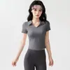 Conjunto de fitness de manga corta con cuello en V y solapas estilo coreano, falda de longitud media anti-exposición, conjunto deportivo para correr y bádminton