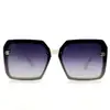 7731 moda irregular transfronteriza fabricantes de gafas de sol de PC lote directo de nicho flujo temperamento montura negra gafas de sol negras y grises