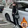 Conjunto de Ropa Gruesa de Terciopelo para Bebé Niña, Conjunto de Dos Piezas con Sudadera Rayada Estilo Deportivo de Color Contrastante, Nuevo para Otoño e Invierno para Niños Medianos y Grandes