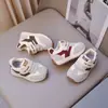 Sapatos Infantis 2026 para Primavera e Outono, Sapatos de Bebê para Meninos e Meninas, Tênis com Solado Macio, Sapatos Brancos para Crianças Pequenas, Sapatos Esportivos Respiráveis Antiderrapantes