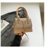 Bolso de letter niche repujado estilo francés para mujer, bolso de mano texturizado de moda ins-trend con flecos y correa cruzada