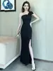 Vestido de Noche Negro de un Solo Hombro 2026 Estilo Nuevo Gama Alta Lujo Ligero Estilo Nicho Vestido de Cola de Pez con Abertura para Anfitriona