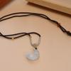 Collar Colgante de Luna de Resina de Hielo Xian Qi Diseño para Mujer Simple Exquisito Sentido de Alta Gama Nueva Cadena para Clavícula de Pareja China