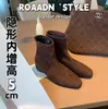 Aumento de Altura Interna ~ 2026 Novo Estilo Botas Curtas de Salto Grosso Marrom para Mulheres com Zíper nas Costas, Botas Martin com Solado Plano, Salto Baixo Estilo Coreano