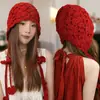 Gorro de Punto Rojo con Borla Floral para Viajes en el Oeste de Sichuan para Mujer, Gorro de Lana de Estilo Étnico Hueco para Otoño e Invierno con Protección para los Oídos, Gorro de Tejer