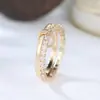 Anillo de doble anillo cruzado anudado entrelazado popular para mujer, diseño de nicho, sentido de diseño, lujo ligero, incrustado con diamantes, anillo de apilamiento de oro