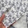 Tela suave y agradable para la piel, de otoño e invierno, "Jin Yun Silk", terciopelo Lisi de 21 pits, con estampado floral pequeño.