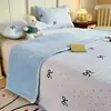 26 Juego Nuevo de Cubrecama de Tres Piezas Leche Polar Engrosado Uso por Ambos Lados Suave Agradable a la Piel Lavable Ropa de Cama para el Hogar Cubrecama