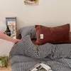 Juego artístico y minimalista de cuatro piezas a rayas de terciopelo de leche para otoño e invierno, con una funda de edredón de forro polar de coral engrosada, cálida y de doble cara, y un juego de sábanas de tres piezas
