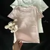 Camiseta Regular de Manga Curta com Ombro Caído Bordada Cartoon Retro Americana Feminina Verão Novo Laço Emagrecedor Top Curto