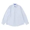 Camisa masculina de manga longa, soltinha, com listras verticais finas pretas, um bolso no peito, gola de lapela, estilo casual para o dia a dia, estilo para o trabalho