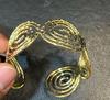 Pulseira oca em forma de S de venda direta da fábrica Pulseira mais vendida na Europa e América Pulseira de temperamento Coringa exagerada Artesanato em fio