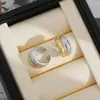 Brincos de Pressão Elegantes Versáteis Brilhantes Europeus e Americanos Transfronteiriços para Mulheres, Design Simples Minimalista de Nicho Ins, Brincos de Pressão Bicolores