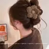 Presilha de Cabelo Grande de Flor Recheada para Mulheres 2025 Nova Presilha Tubarão de Alto Padrão Presilha de Cabelo Outono e Inverno Acessório de Cabeça para a Parte de Trás da Cabeça