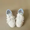 Tênis feminino estilo coreano para o início do outono 2026 novo modelo, extremamente estiloso e versátil, sapatos leves com solas grossas, tênis brancos para combinar com saias