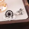 Pendientes Piercing de Moda y de Alta Gama Incrustados con Diamantes Negros para Mujer en Otoño e Invierno, Versátiles Pendientes de Clip Triángulo de Lujo Ligero al por Mayor