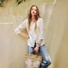 Camisa branca estilo francês com decote em V para mulheres, novo modelo outono 2026, acabamento em renda, detalhe de amarração, mistura de linho, top leve